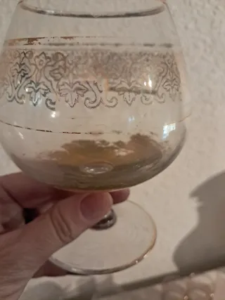 Juego de copas y vasos dorados