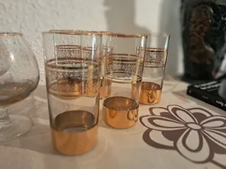 Juego de copas y vasos dorados