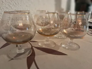 Juego de copas y vasos dorados