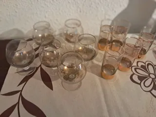 Juego de copas y vasos dorados