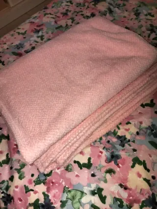 Manta grande rosa de tejido polar