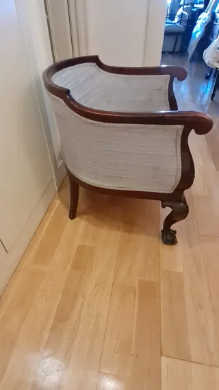 Butaca y silla antiguas madera noble seda azul