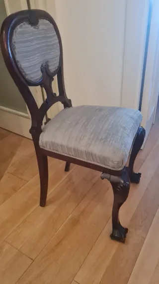 Butaca y silla antiguas madera noble seda azul