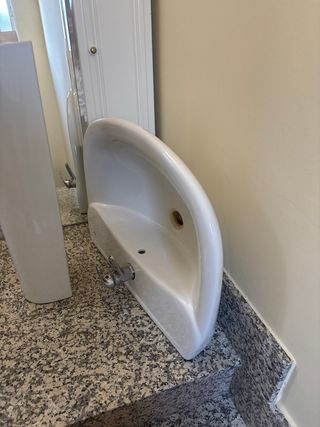 Lavabo de porcelana con pedestal