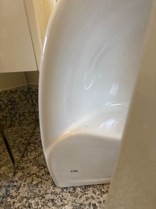 Lavabo de porcelana con pedestal