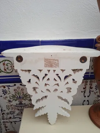 Estantería de madera tallada