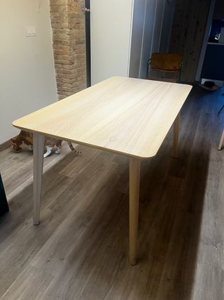 Mesa de comedor de madera