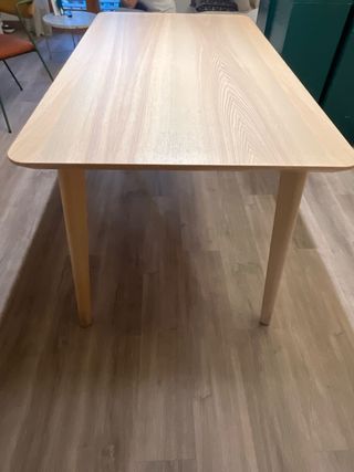 Mesa de comedor de madera