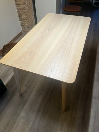 Mesa de comedor de madera