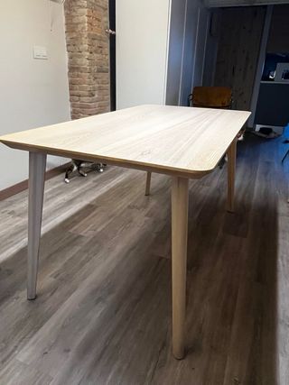 Mesa de comedor de madera