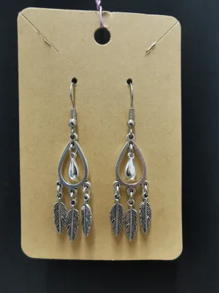 Pendientes plateados con plumas