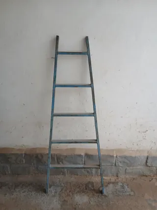 Escalera metálica azul