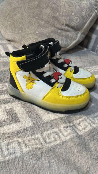 Zapatillas Pikachu niño talla 24