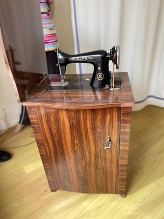 Máquina de coser Alfa antigua