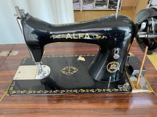 Máquina de coser Alfa antigua