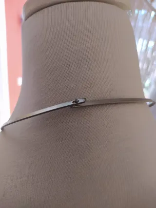 3X2 GARGANTILLA RIGIDA CON COLGANTE NARANJA