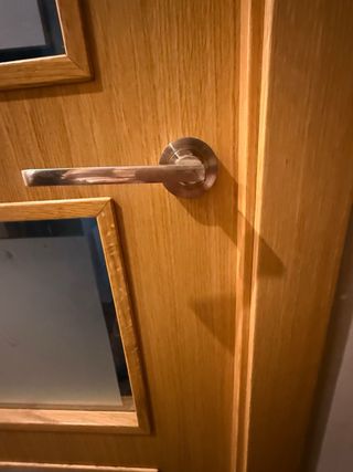 Puerta interior de madera con cristales