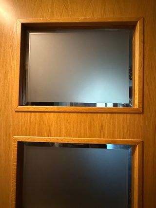 Puerta interior de madera con cristales