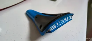 Sillín BMX azul y negro