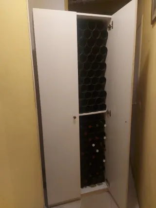 Armario botellero de madera blanco