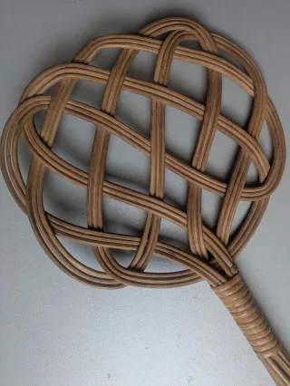 Sacudidor de alfombras antiguo de mimbre