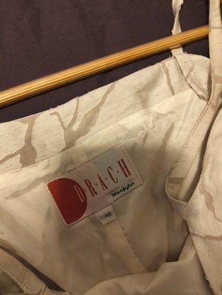 Vestido beige y blanco con estampado para ocasione