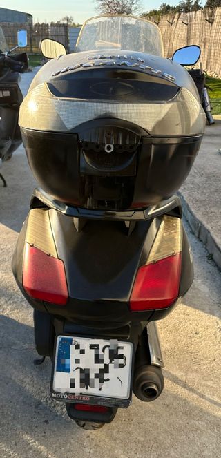 Maxi Scooter Aprilia Negra y Plateada