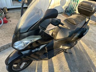 Maxi Scooter Aprilia Negra y Plateada
