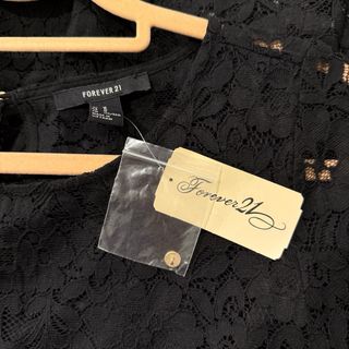 Top encaje negro Forever 21 con etiquetas