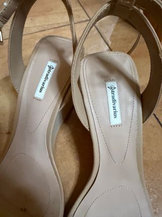 Sandalias cuña Stradivarius beige