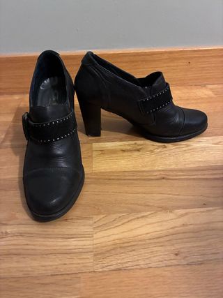 Zapato cerrado negros tacón talla 36
