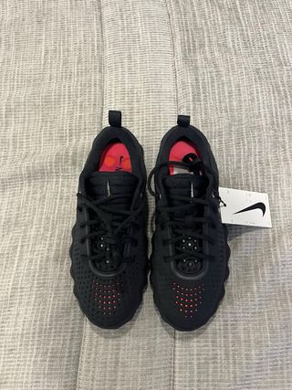 Nike Mind 002 Preto Hyper Crimson