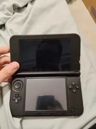 Nintendo 3DS XL roja desbloqueada