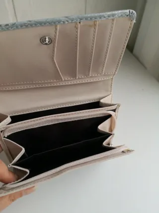 Cartera gris efecto piel serpiente