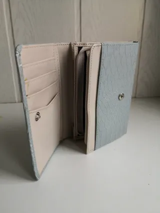 Cartera gris efecto piel serpiente