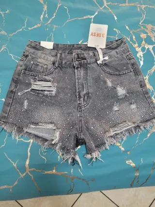 Shorts grigi in denim con strass