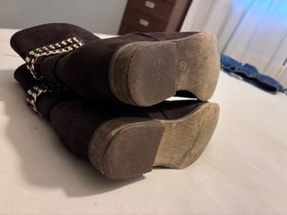 Botines marrones con cadena y hebilla