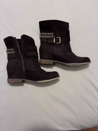 Botines marrones con cadena y hebilla