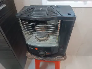 Estufa de parafina negra y gris