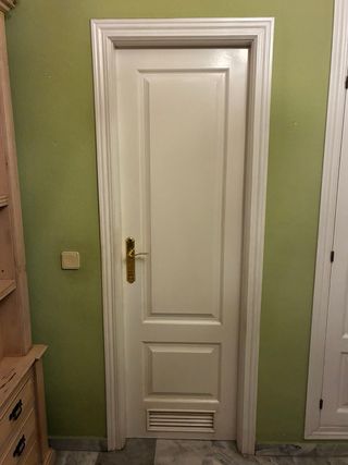 Puertas de madera blanca y con cristal