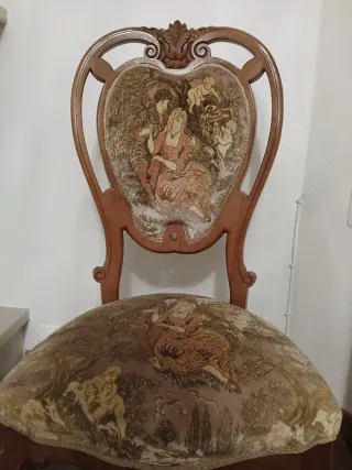 Silla de madera con tapizado floral