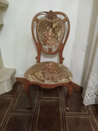 Silla de madera con tapizado floral
