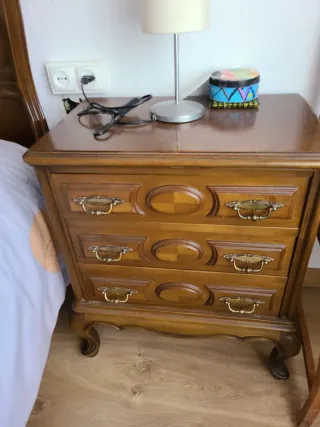 Cama de madera y mesitas de noche