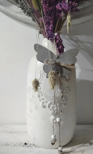 Jarrón blanco con flores secas