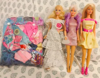 Lote Barbies y Ropa