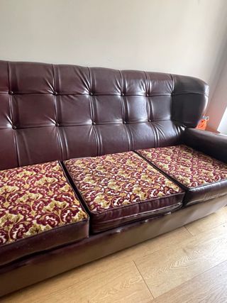 Sofá y sillón vintage piel rojo. Precio a negociar