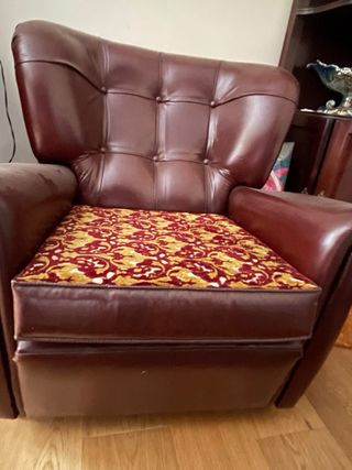 Sofá y sillón vintage piel rojo. Precio a negociar