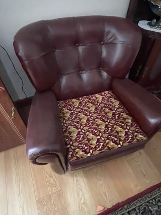 Sofá y sillón vintage piel rojo. Precio a negociar