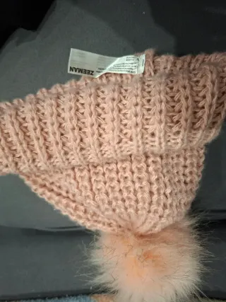 Gorro de lana rosa con pompón