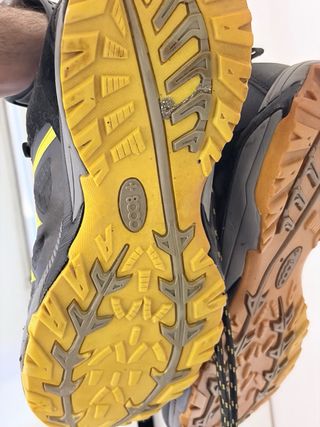 Zapatillas montaña +8000 negras y amarillas